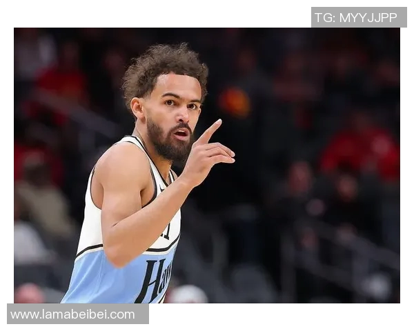 此前被压到膝盖伤退!美记:特雷-杨已返回亚特兰大进行MRI检查